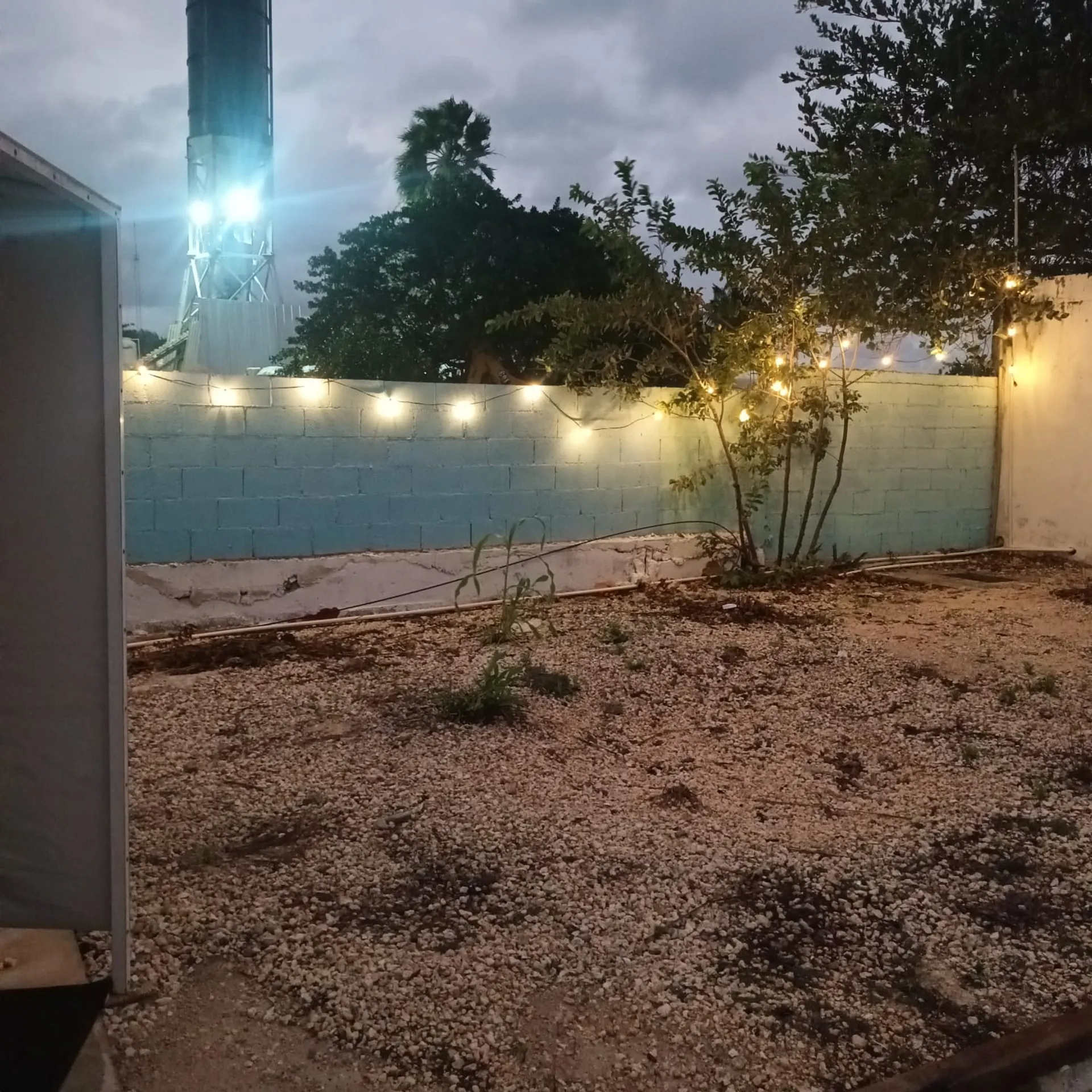 foto exterior dentro instalaciones noche